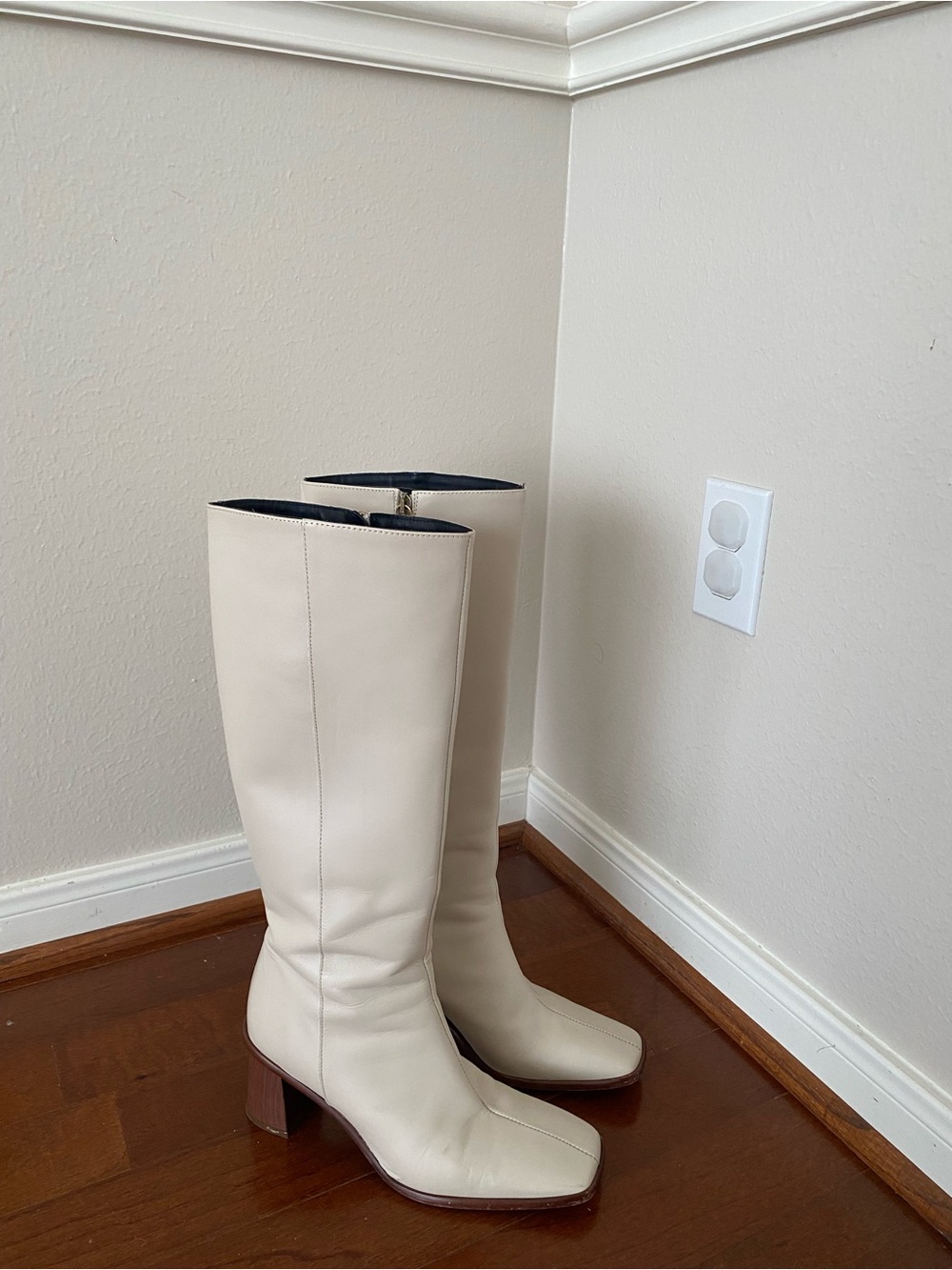 Alohas East Boots - Cream
